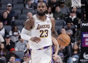 开云体育在线-湖人队雪中送炭，詹姆斯连续火力全开