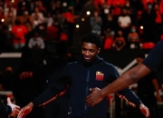 开云官方app入口-上海队险胜北京队，米切尔点燃赛场