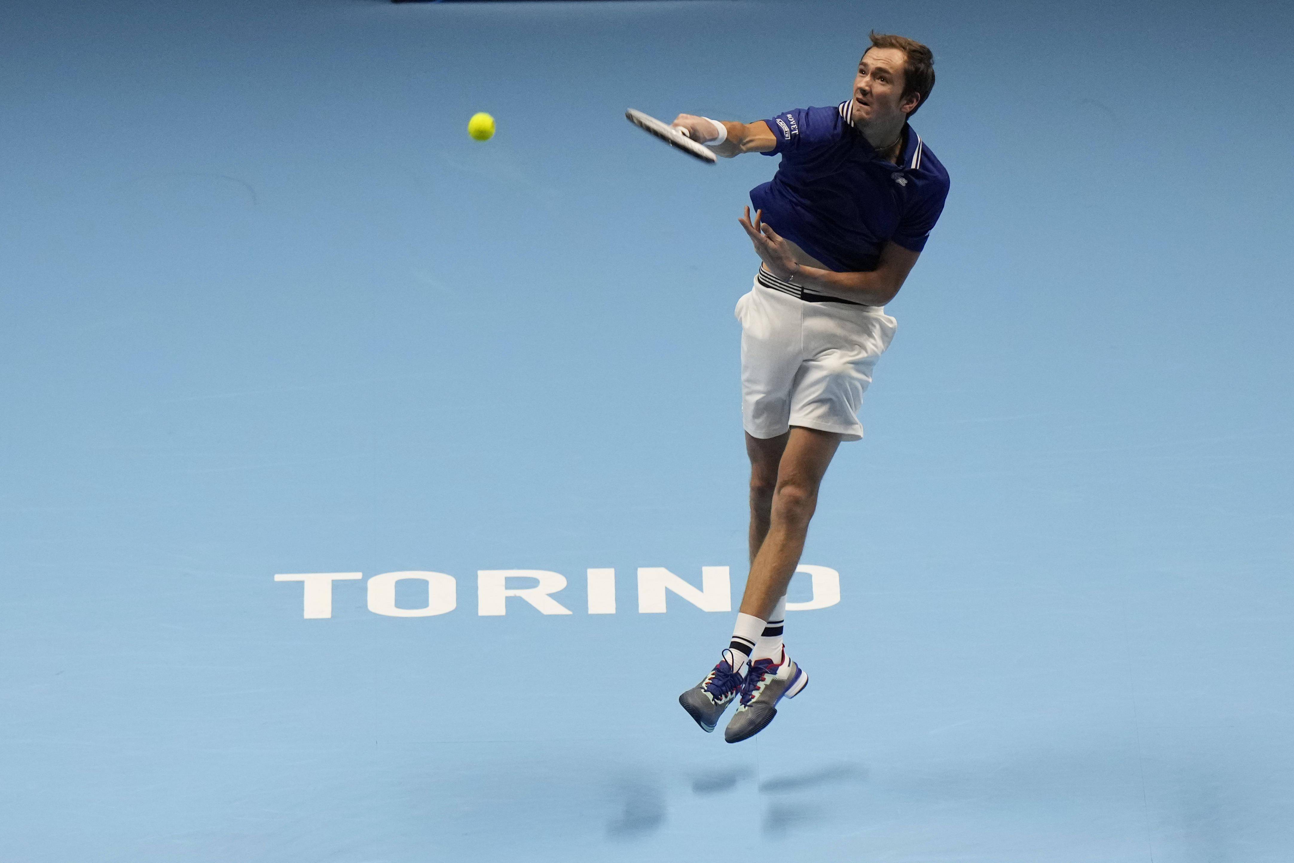 包含世界网球队逆转英国网球队，梅德韦杰夫绝境逆转的词条