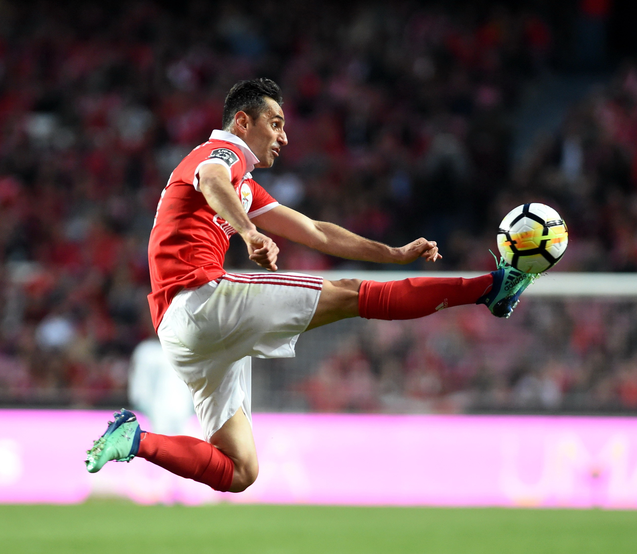 吉马良斯再胜，保持领先优势