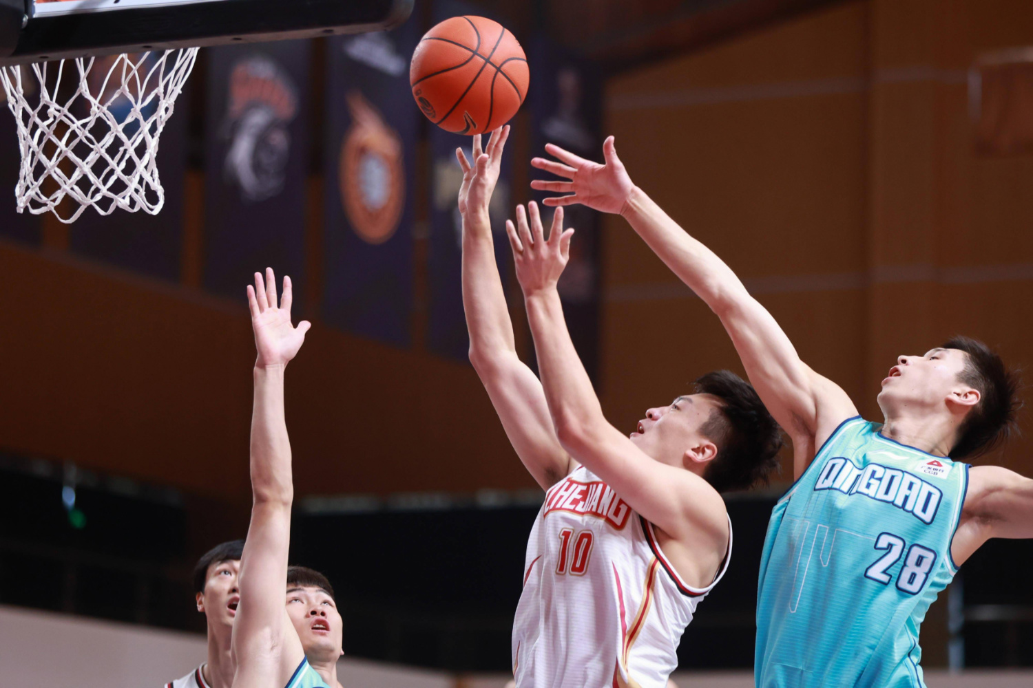 江苏男篮攻守兼优，球队整体表现出色