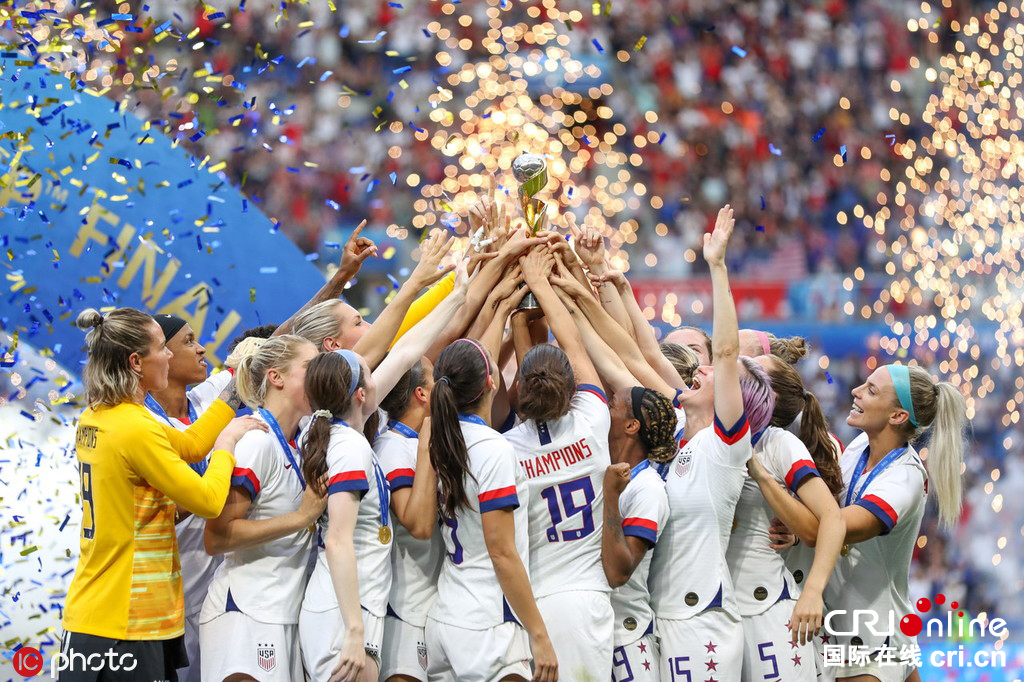 荷兰代表团夺得冠军赢得掌声 荷兰代表团夺得冠军赢得掌声