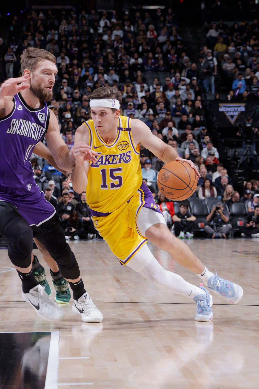 湖人队长表现神勇率队取胜，士气大振