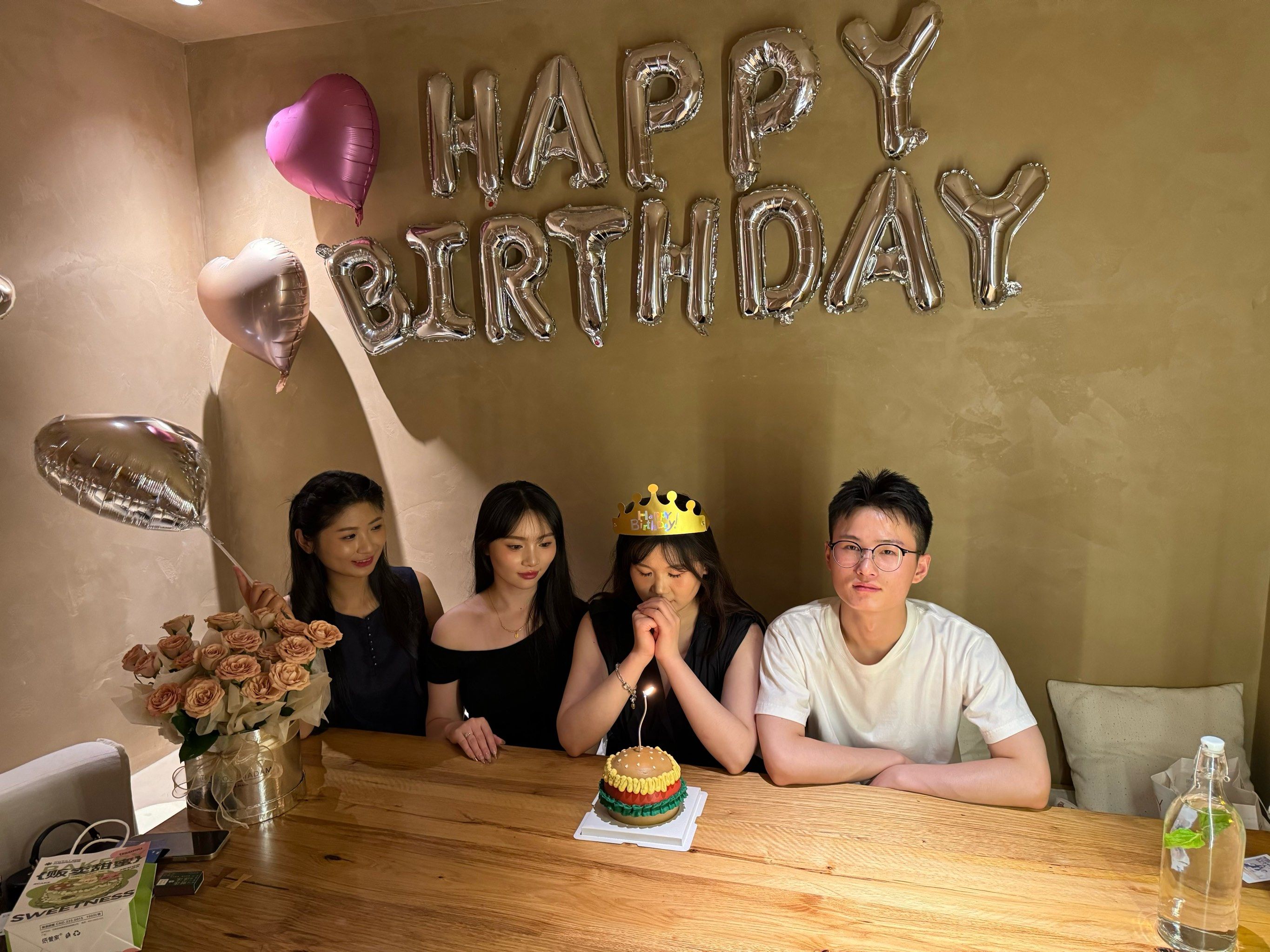 球队队员庆祝生日合影曝光，场面温馨感人的简单介绍