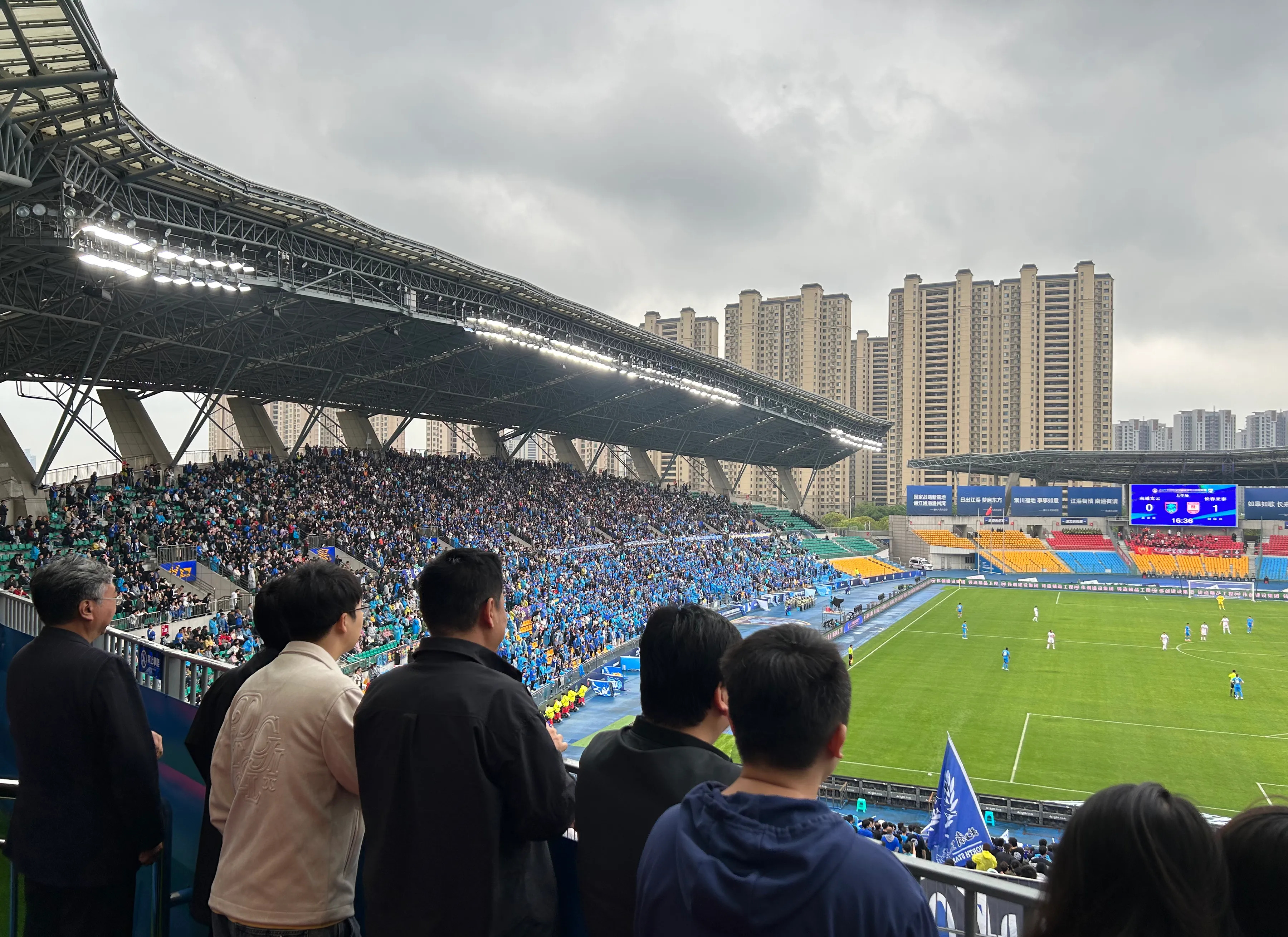 京沪德比再度上演,球场气氛火爆 京沪德比再度上演,球场气氛火爆