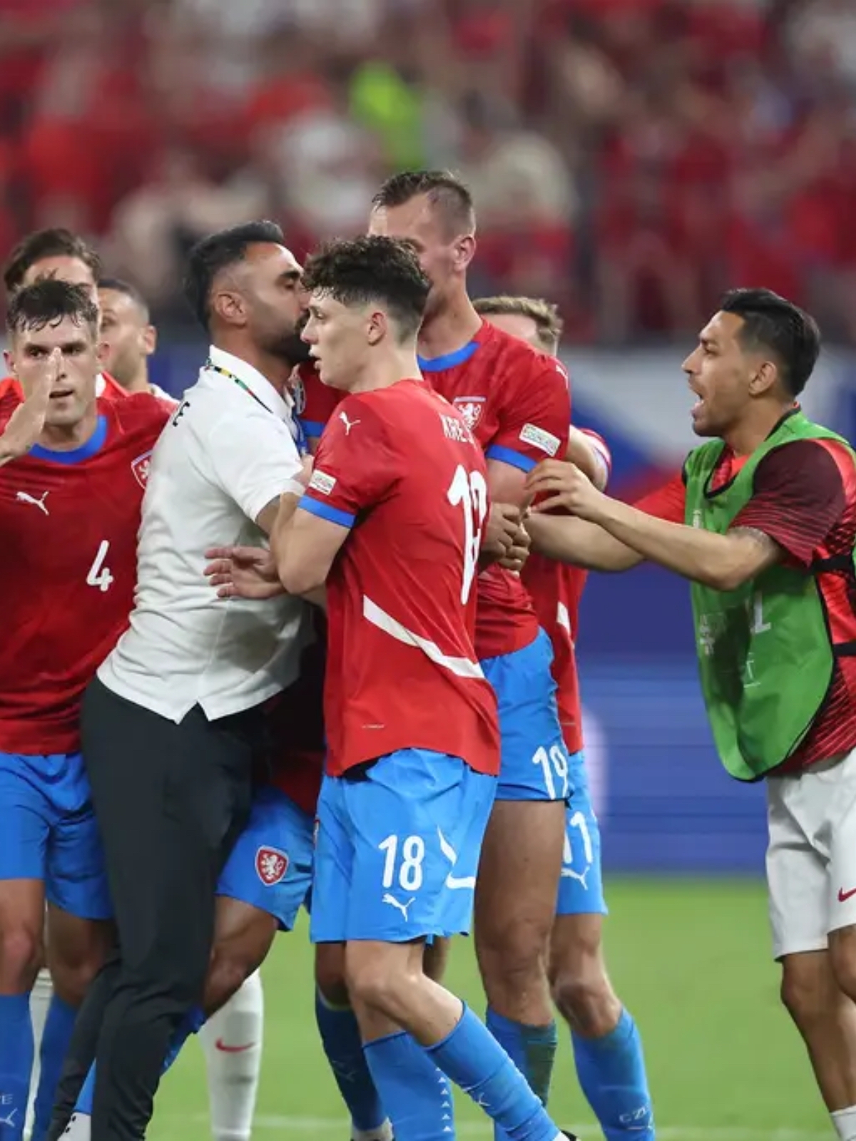 包含欧洲赛场上的竞争激烈，胜负难分的词条