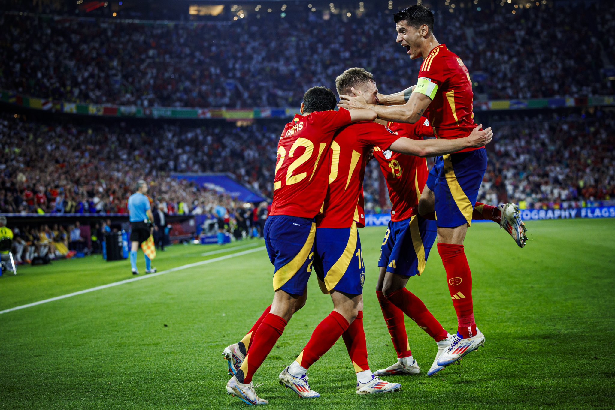 包含欧洲赛场上的竞争激烈，胜负难分的词条