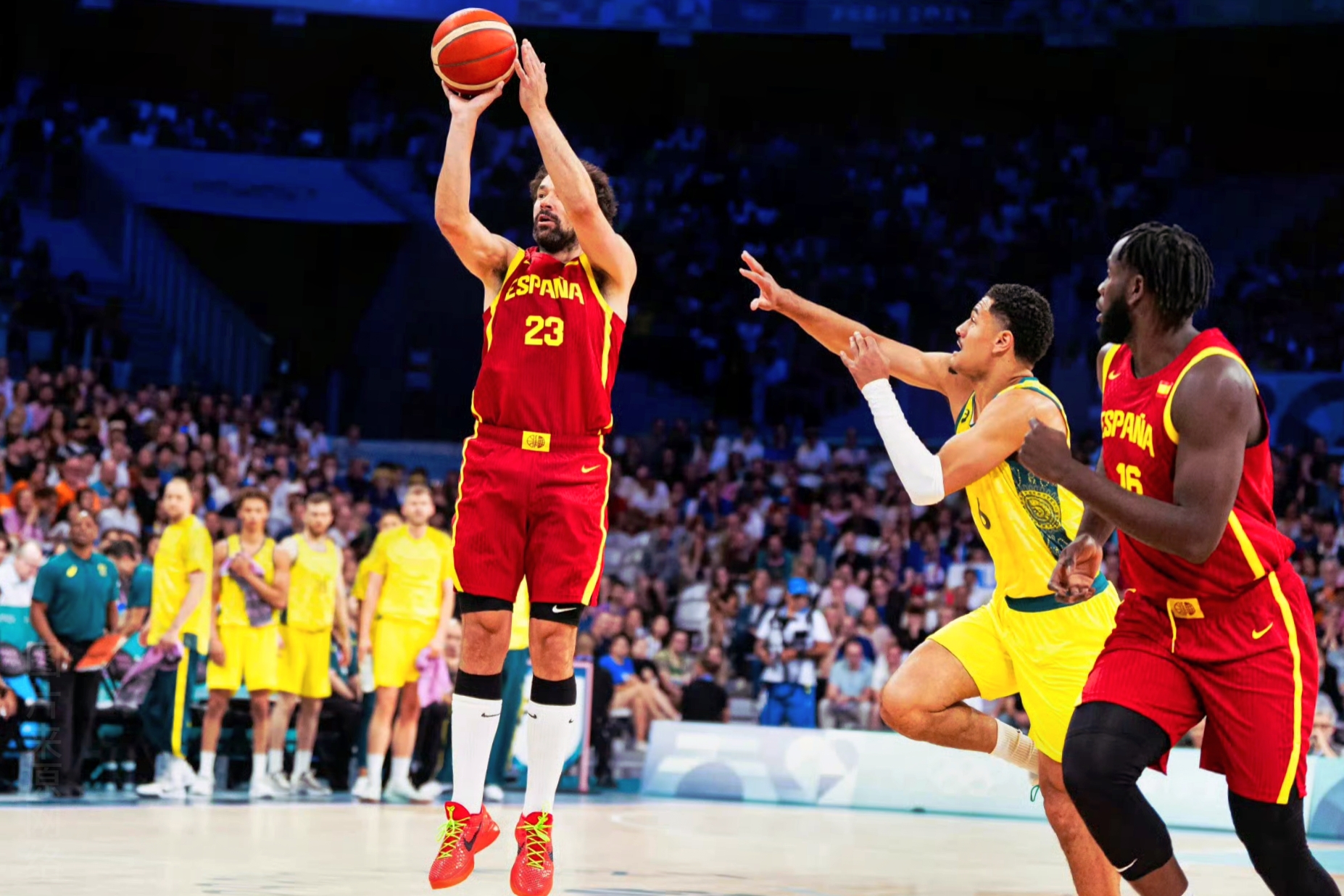 关于澳大利亚男篮力克希腊男篮，米切尔制霸全场的信息