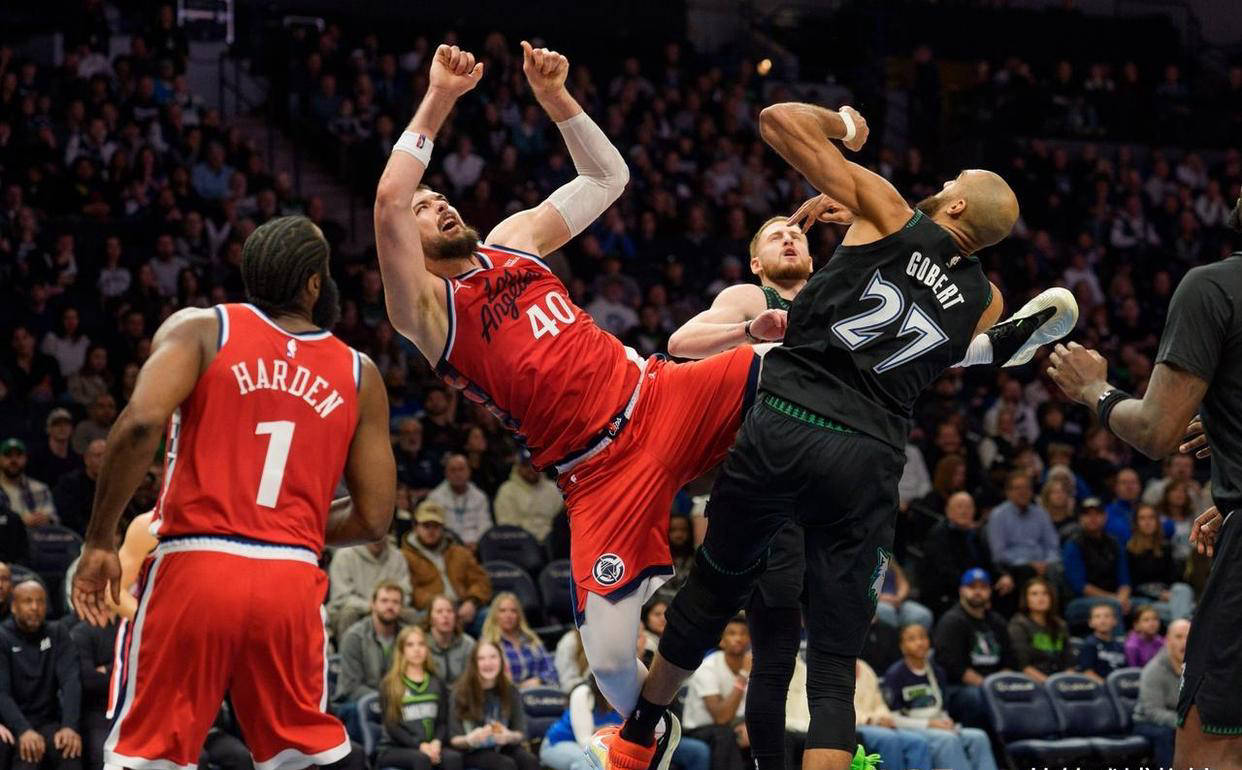 国王碾压黄蜂，拉文送出助攻的简单介绍