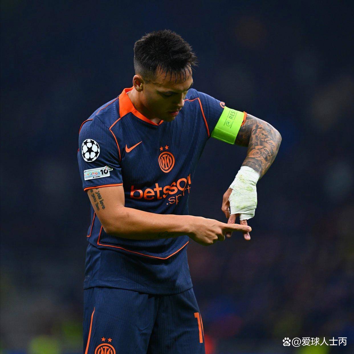 关于巴萨翻盘里昂，阿尔瓦雷斯高光表现的信息