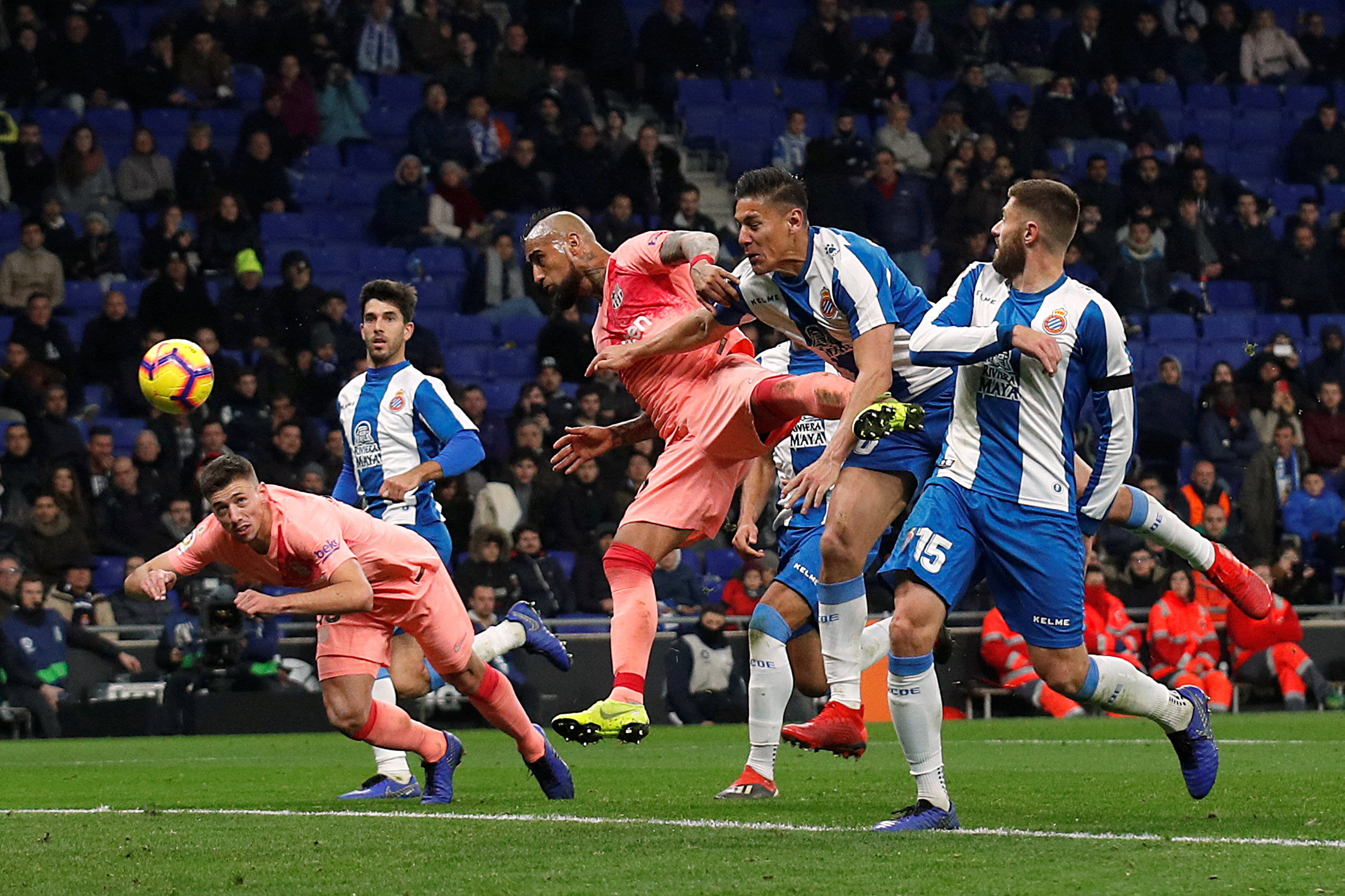 西班牙险胜巴萨,阿什拉夫带队取胜 西班牙险胜巴萨,阿什拉夫带队取胜