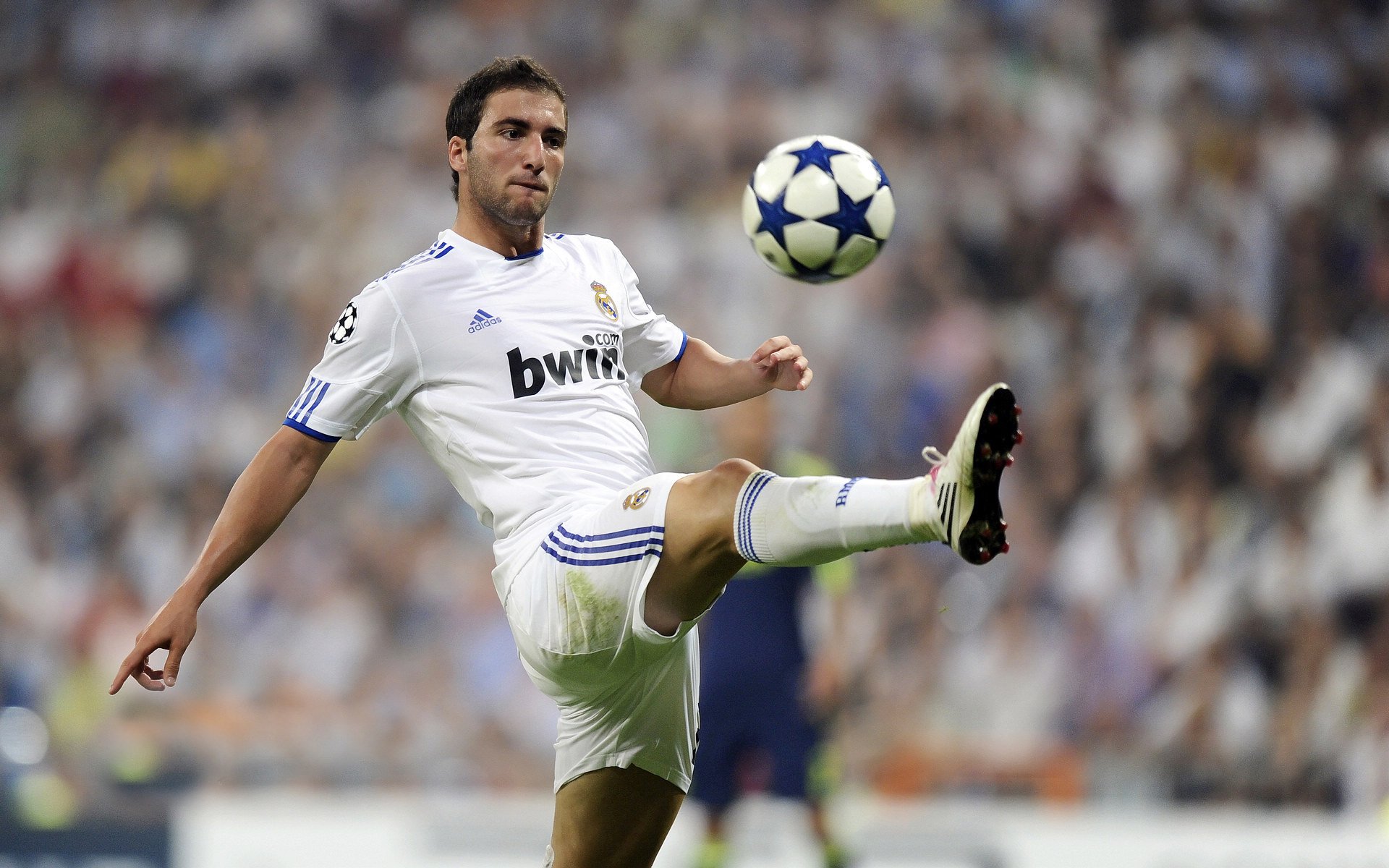 卡塞米罗中场爆发，卡塔尔财团入主后那不勒斯遭遇战术完败