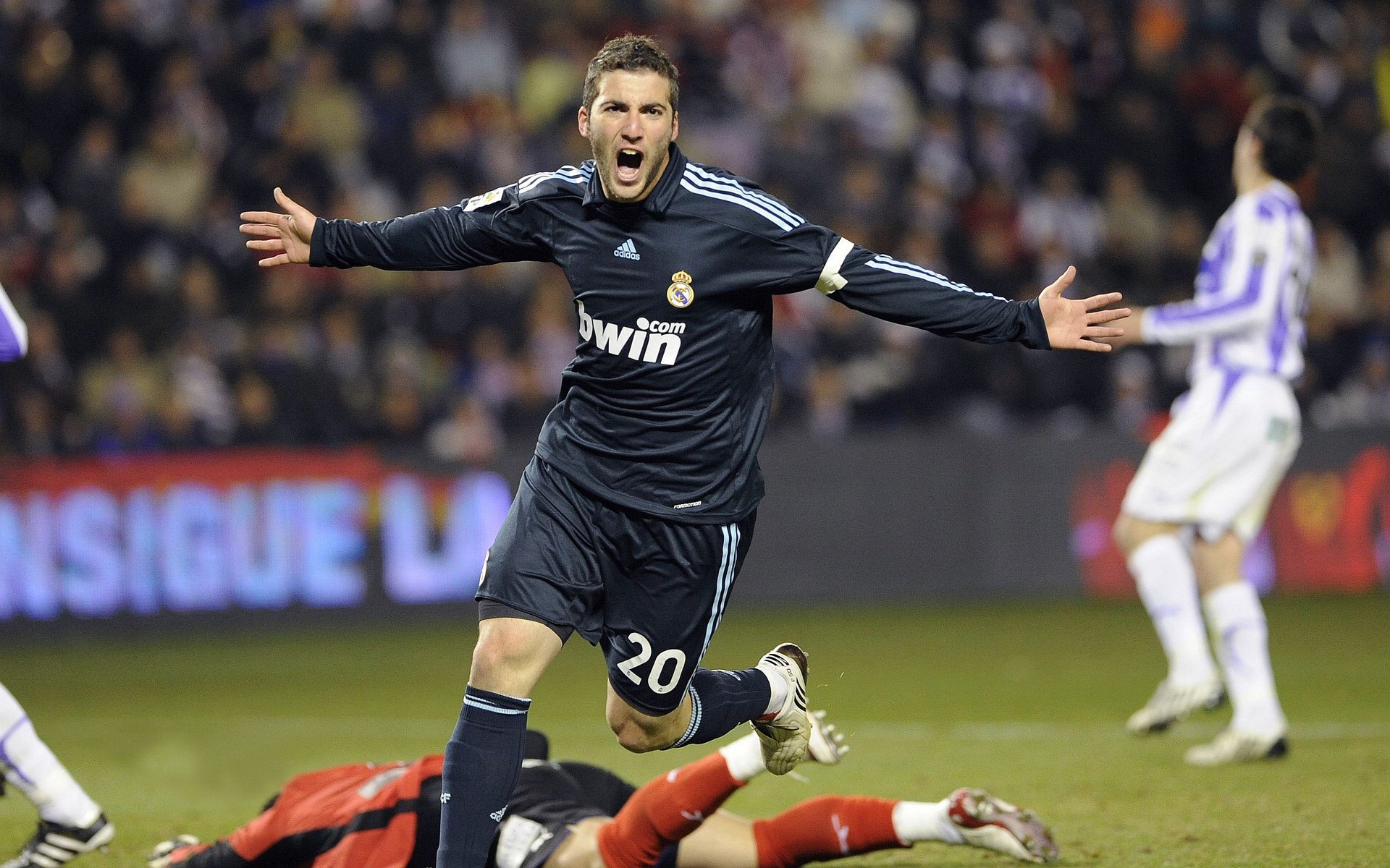 当非洲雄狮咆哮时，欧洲绿茵场正被一位荷兰后卫重新定义