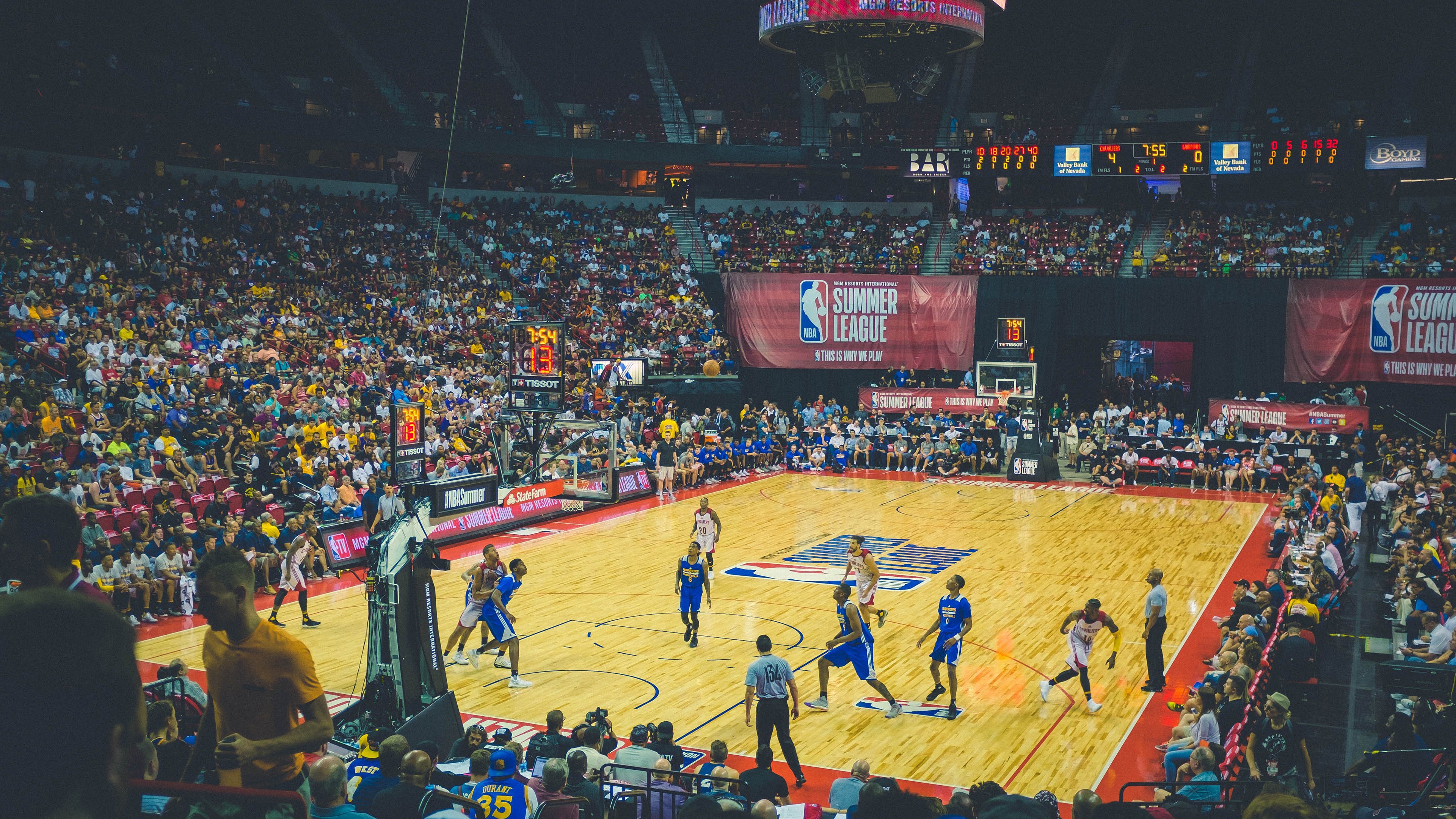 羽球之夜，桃田贤斗点燃赛场，印度队鏖战法国队书写新章